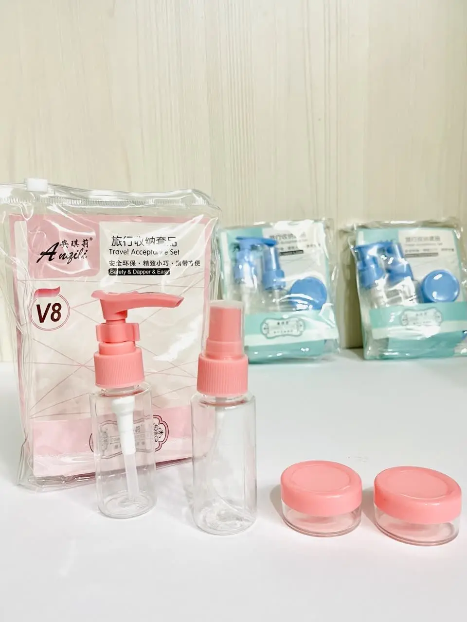 ست مسافرتی مناسب شامپو و کرم و …. 
