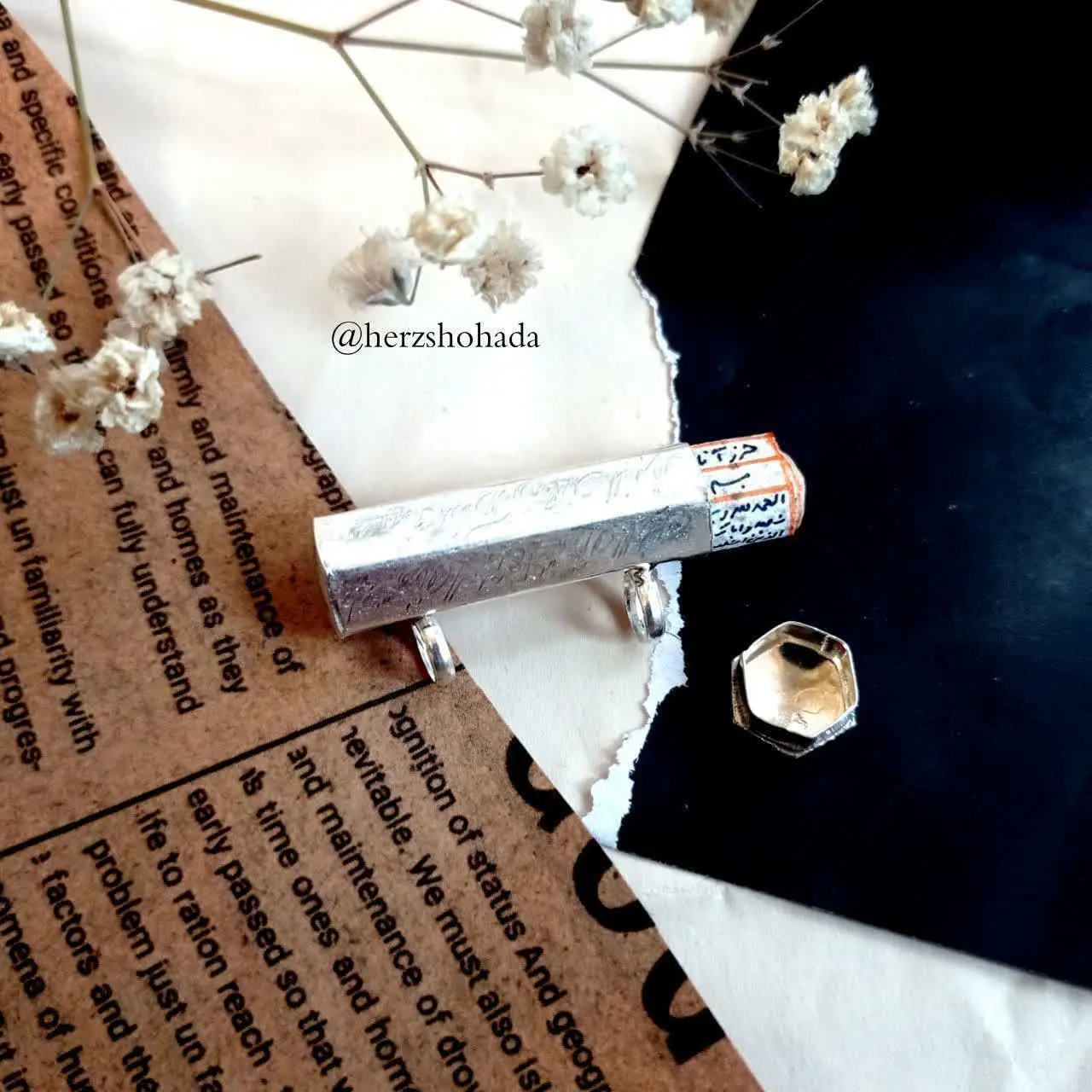 -²بازوبند (یا گردنبند) چرمی