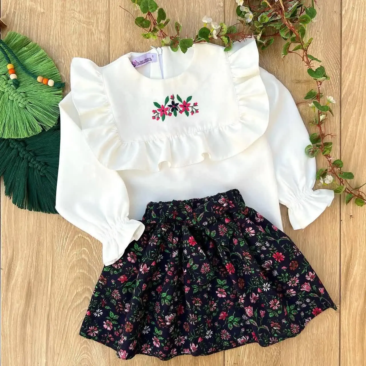 مدل دامن بالای زانو هست 
