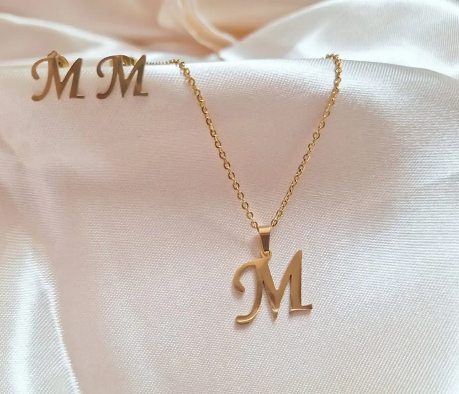 گردنبند طرح اسم 𝐅 و M؛ 
