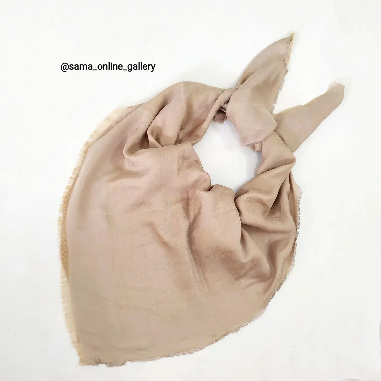 ✨روسری‌های ساده و تک را می‌تونید با انواع لباس‌های تک رنگ و گل گلی ست کنید …
