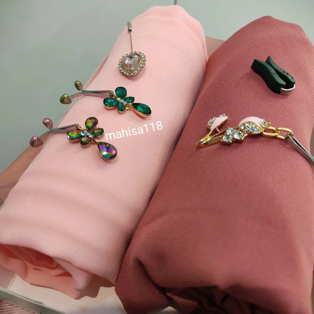 یه روسری گلبهی و کالباسی ام...