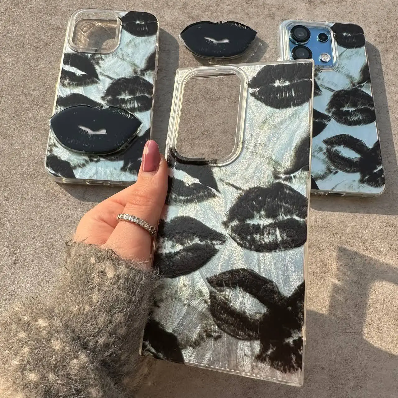 📱مدل قاب: قاب طرحدار مواج پروانه با پاپ سوکت استند شو مخصوص انواع #سامسونگ #شیائومی و #آیفون 
