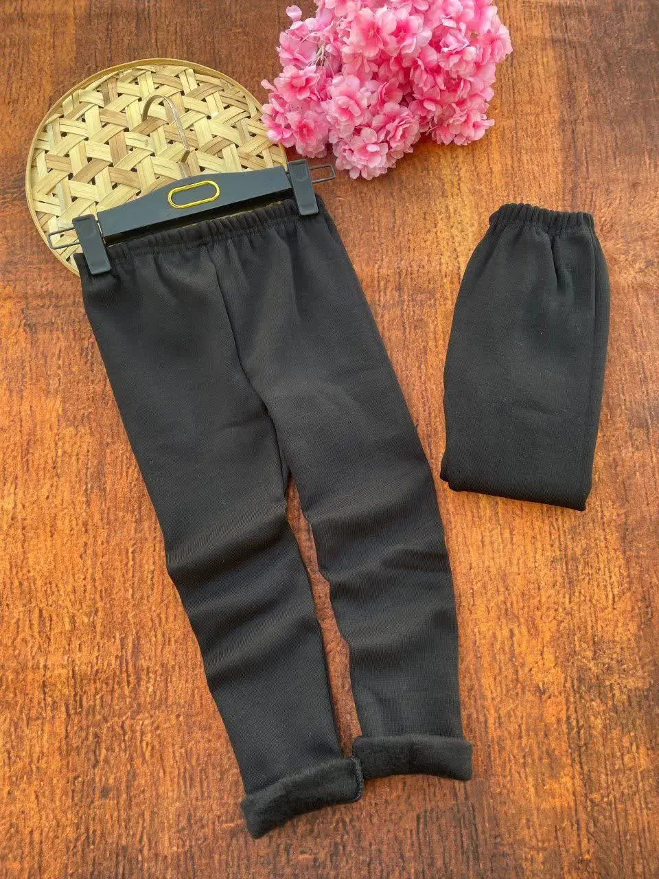 قرمز. سرمه ای. قهوه ای تیره.