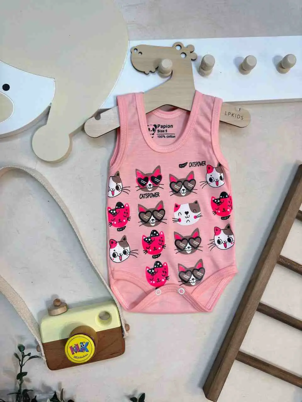 بادی زیردکمه طرح تمام چاپ گربه صورتی نوزادی و کودک کد ۱۱۸۰۳۱ 
