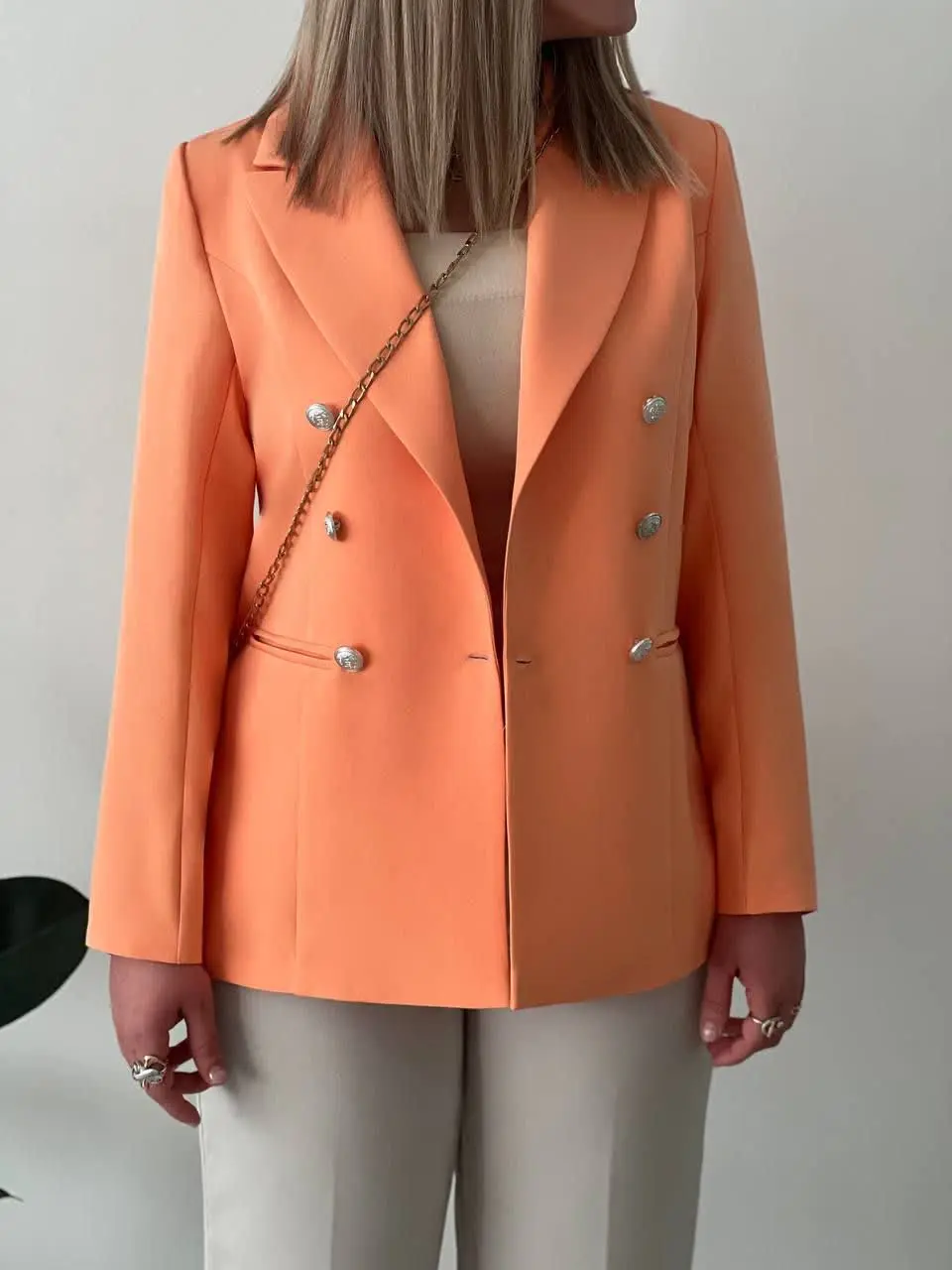 کت کوتاه جزو کاربردی‌ترین مدلاس … روی پیراهن بافت بلند روی لباس مجلسی، با شلوار، با دامن، با شلوارک و خلاصه با همه چیز ست میشه، تو کمدت نباشه باختی🥰 جلوش آستر داره، جیبهاش واقعی هستن و اپل و