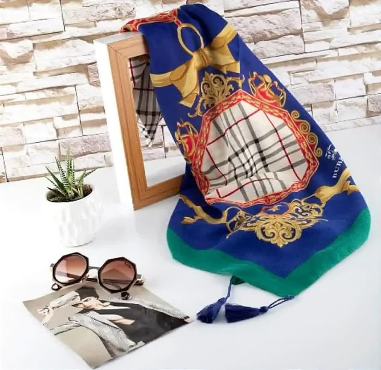 حراج تعدادی از روسری‌ها به علت محدود شدن رنگبندی 
