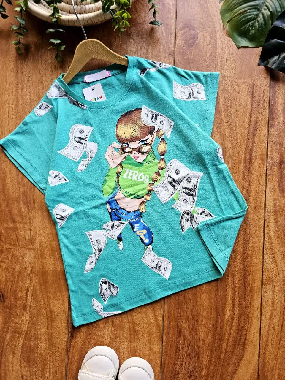 تیشرت تک مو طلایی 
