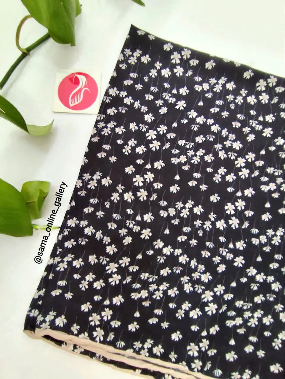 🍃روسری مشکی با گل‌های کرمی 
