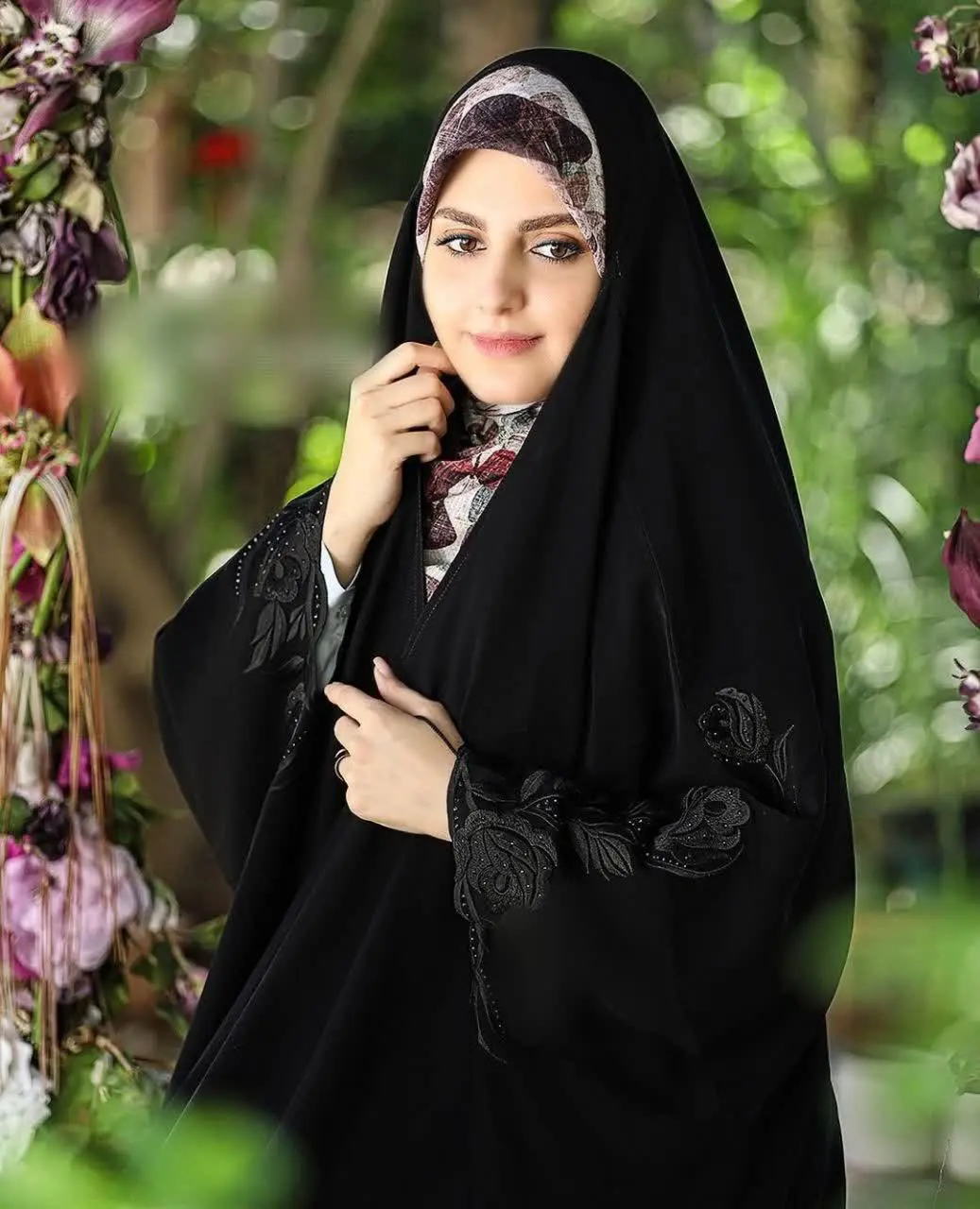 چادر جده آستین گلدوزی طرح رز