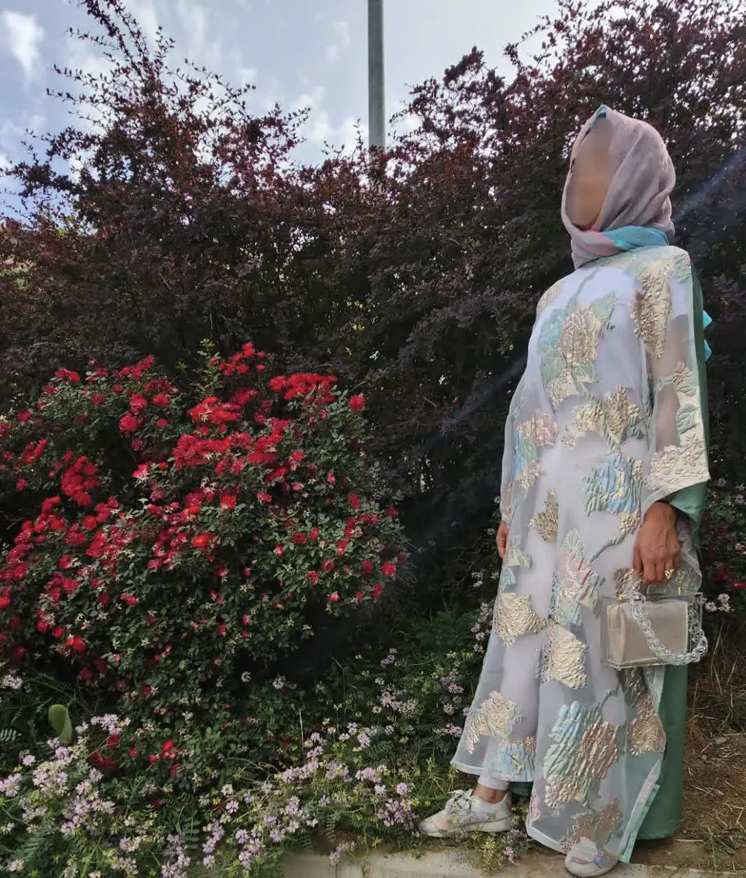 #عبا طلایی با زمینه سفید
