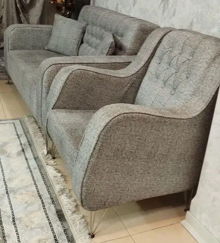 مبل راحتی۷ نفره (۳ نفره ۲ نفره و دو تا تک نفره) در حد نو تازه پارچه تعویض شده با نو هیچ فرقی نمیکنه بدون پارگی و شکستگی و فرورفتگی بدون میز و عسلی بهمراه میزناهار خوری ۴ نفره
