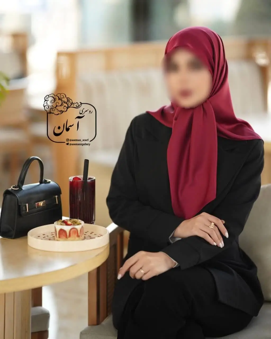 روسری مناسب برای مانتوهای کار شده به هیچ عنوان از مد نمی‌افته و برای هر استایلی لازمه
