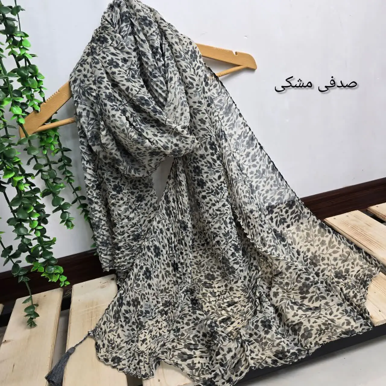 اگر واسه روزای گرما دنبال یه شال خنک و رنگی میگردی، پیشنهاد من بهت این مدله، انقد قیمتش خوبه که با پول یه شال مغازه میتونی سه تا شال خوشگل بخری 
