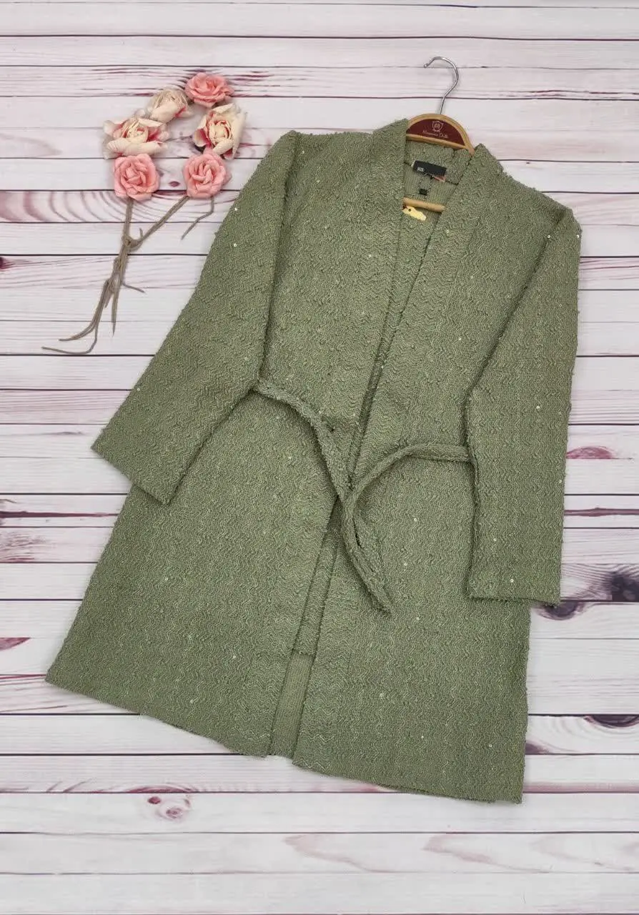 مدل دو تیکه هست زیرش مثل یه تاپ هست که به لباس دوخته شده👌
