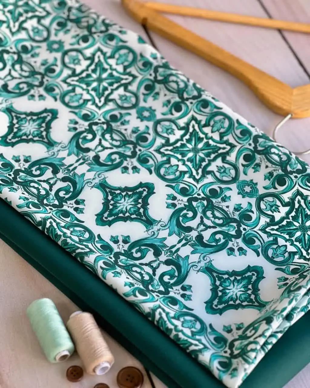 یه پارچه‌ی ست واسه شومیز دامن-شومیز شلوار مهمونی میخوای؟ 
