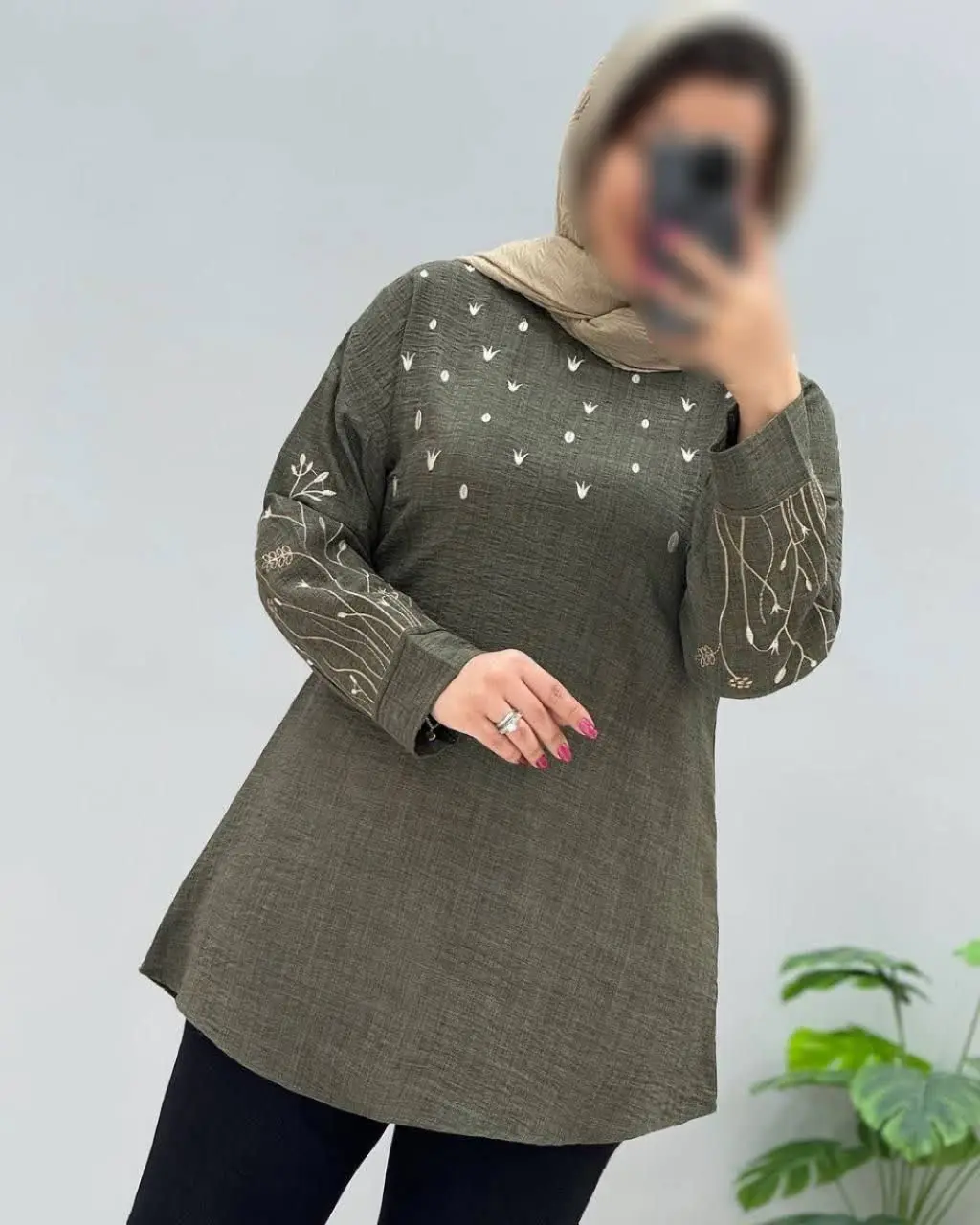 🌸 یه تونیک زیبا و قواره دار و خنک در رنگبندی زیبا براتون شارژ کردیم که هم چروک نمیشه هم قوارش خوبه هم گلدوزی پرتراکم و زیبایی داره و هم اینکه خنک خنکه مناسب روزای گرم سال که بند فیکس هم جهت 