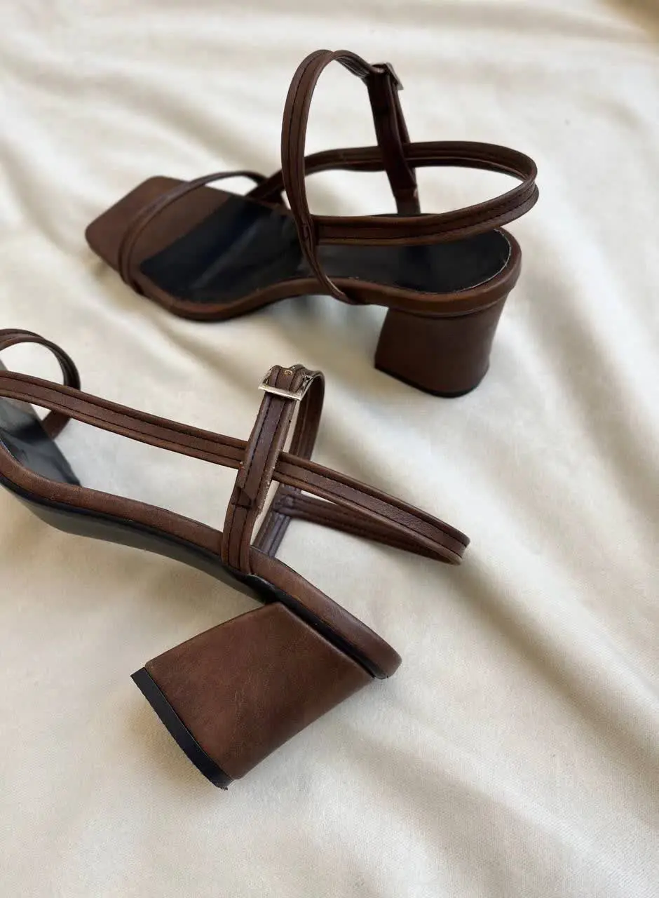 چرم قهوه ای