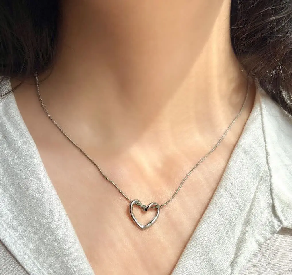 والبته گردنبند جذابش که به...