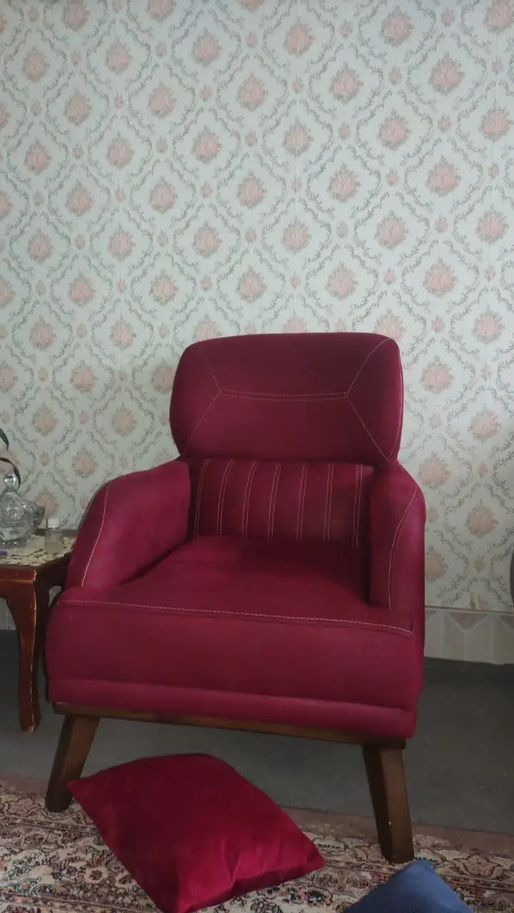 مبل راحتی یکسال کارکرده وهشت نفره مبل خوبیه راحته جنسم خوبه 
