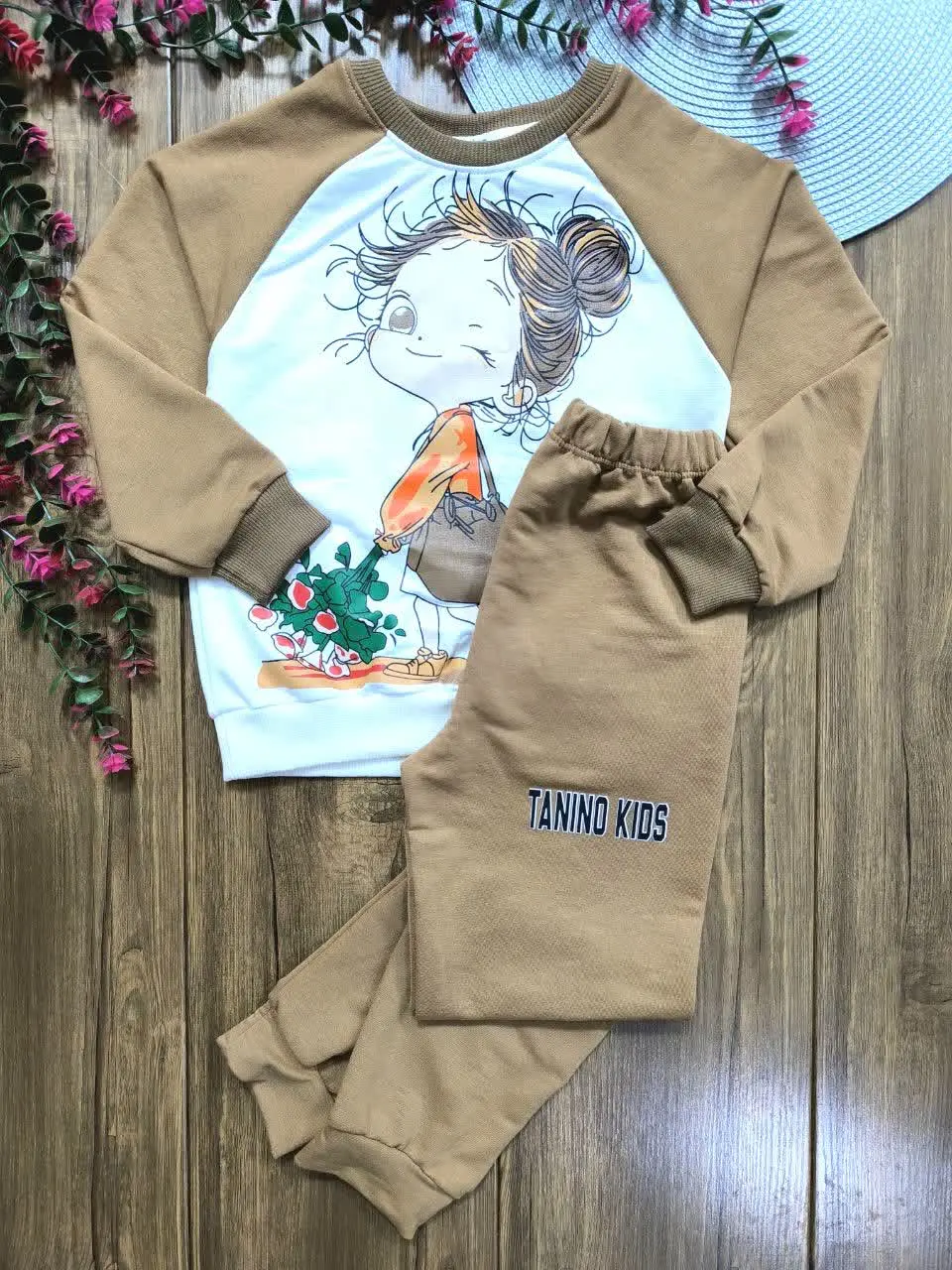 بلوز شلوار دخترک و دسته گل
