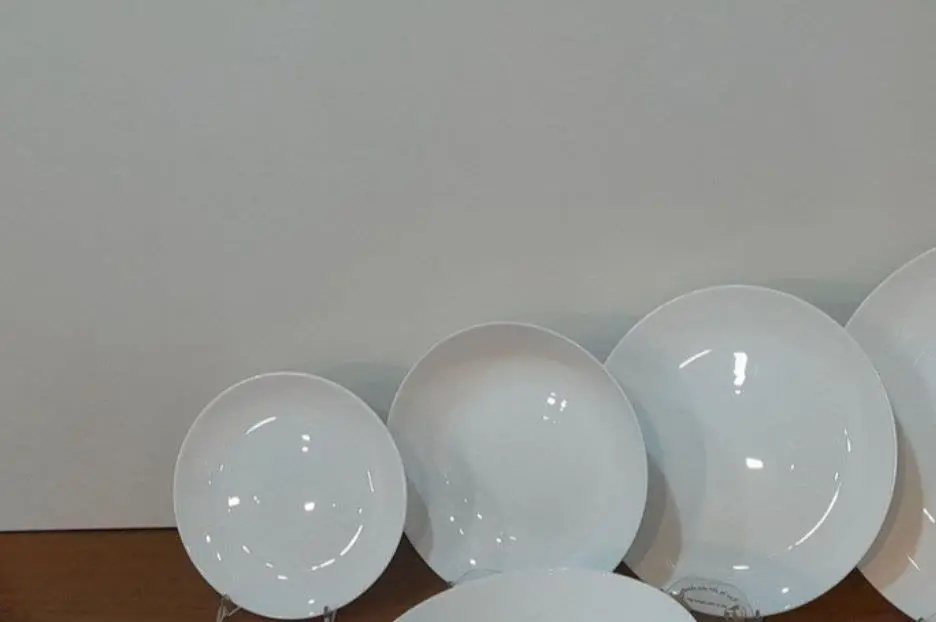 سرویس ۱۸پارچه سفید بدنه گرد ارکوپال درجه یک برند مقصود
