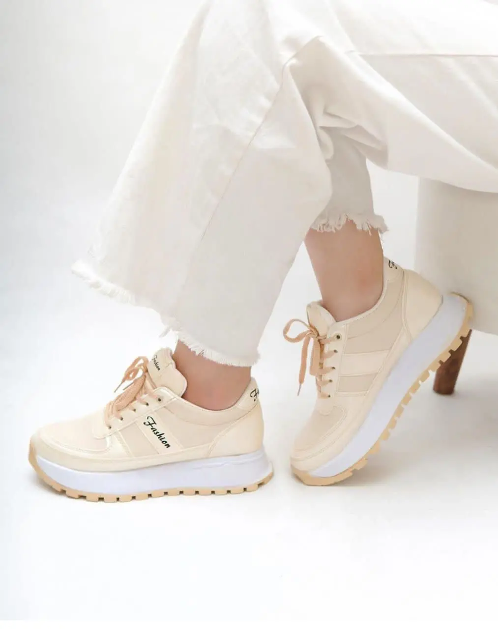 💠رنگ بندی: سفید - کرم - مشکی -