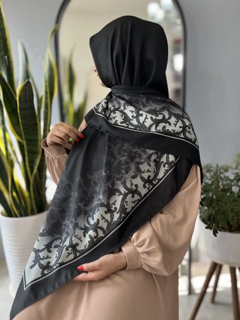 اگر دنبال یه روسری زمینه مشکی
