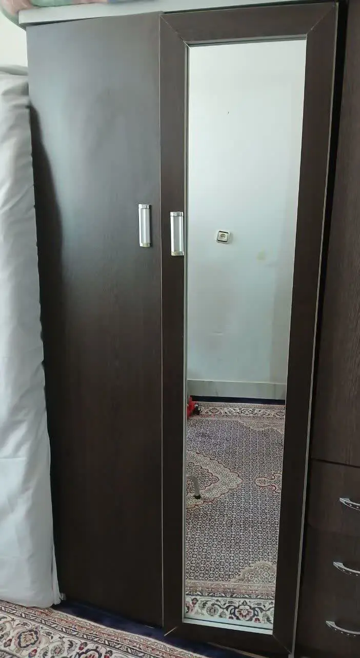 کمد دارای ۲ کشو داخلش و جا لباسی 
