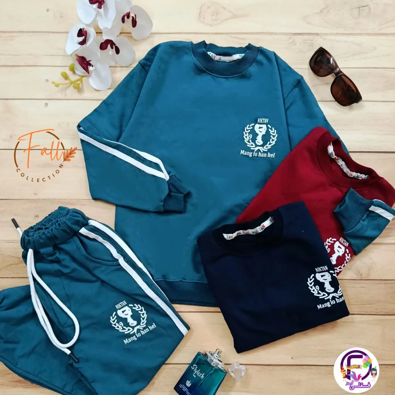 روی آستین و کنار شلوار نوار...