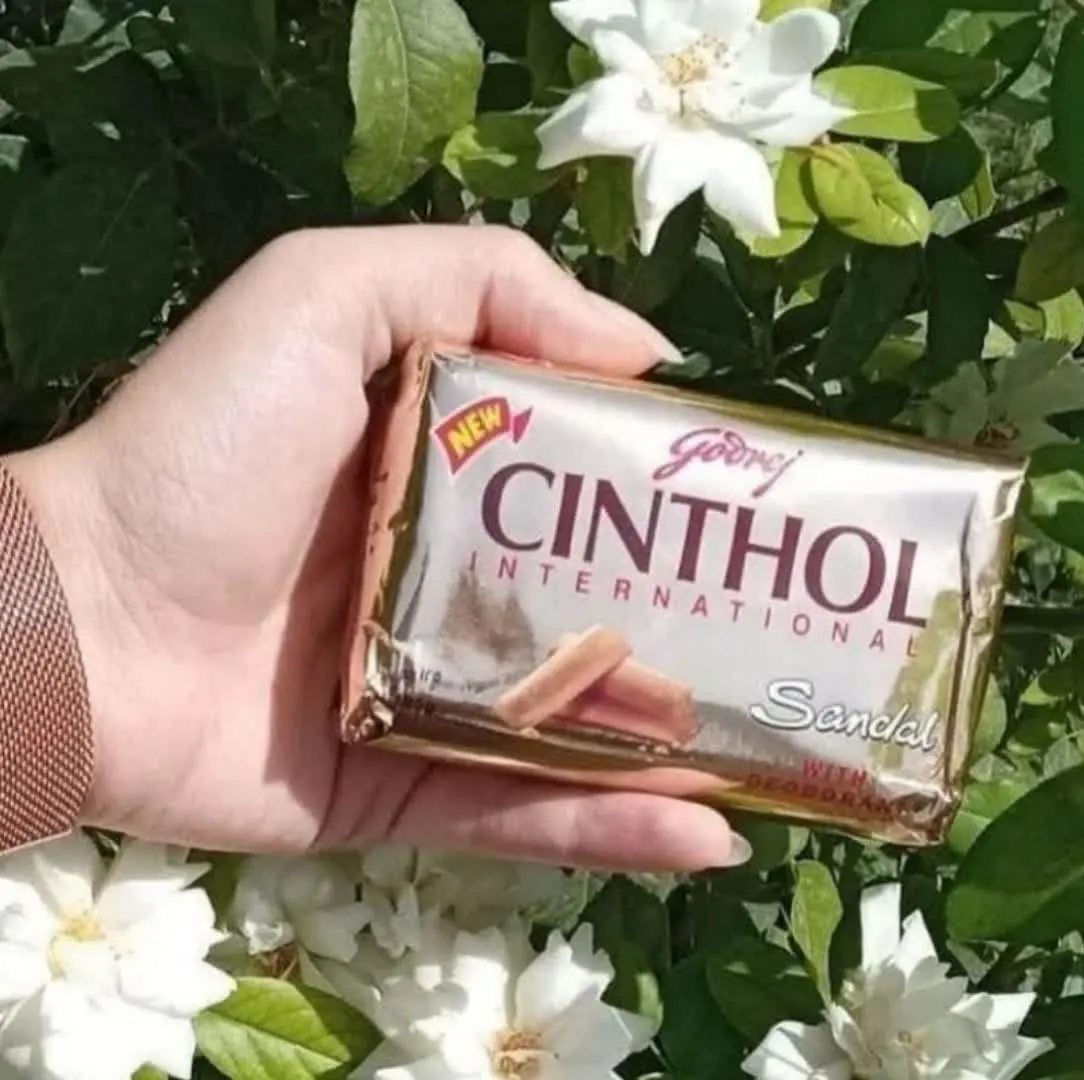 صندل، یکی از درختان خوشبوی جنس صندل می‌باشد. گونه‌های این درخت در نپال، جنوب هند، سریلانکا، هاوایی، جزایر اقیانوس آرام جنوبی و استرالیا یافت می‌شود. از چوب صندل هم به‌عنوان ماده خوشبوکننده و