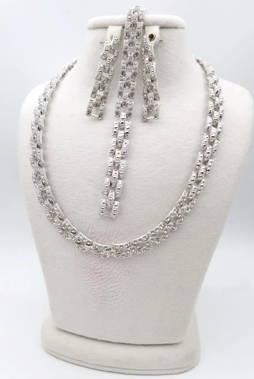 ♦️ سرویس عیدانه جواهری نگین دار طرح طلا 
