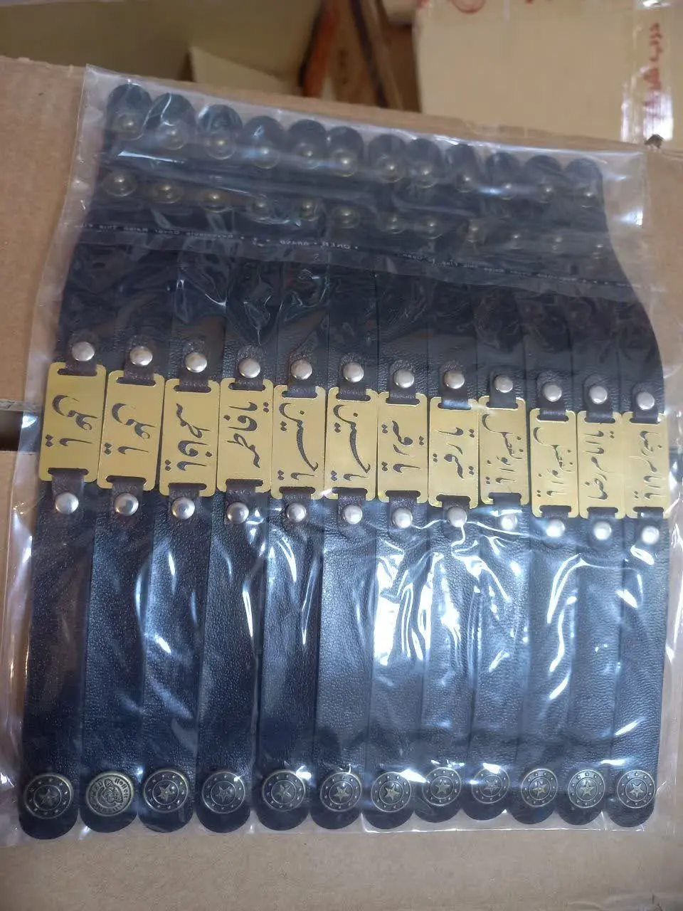 #دستبند طرح چرم دکمه‌ای 
