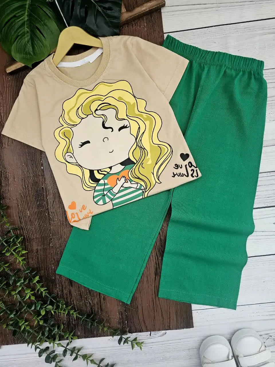 تیشرت و شلوار موطلایی
