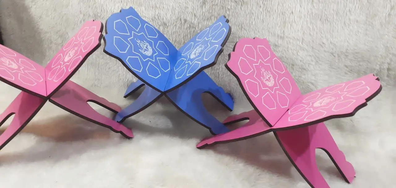 یکی از آداب قرائت قرآن اینکه آن را روی زمین قرار ندهیم. 
