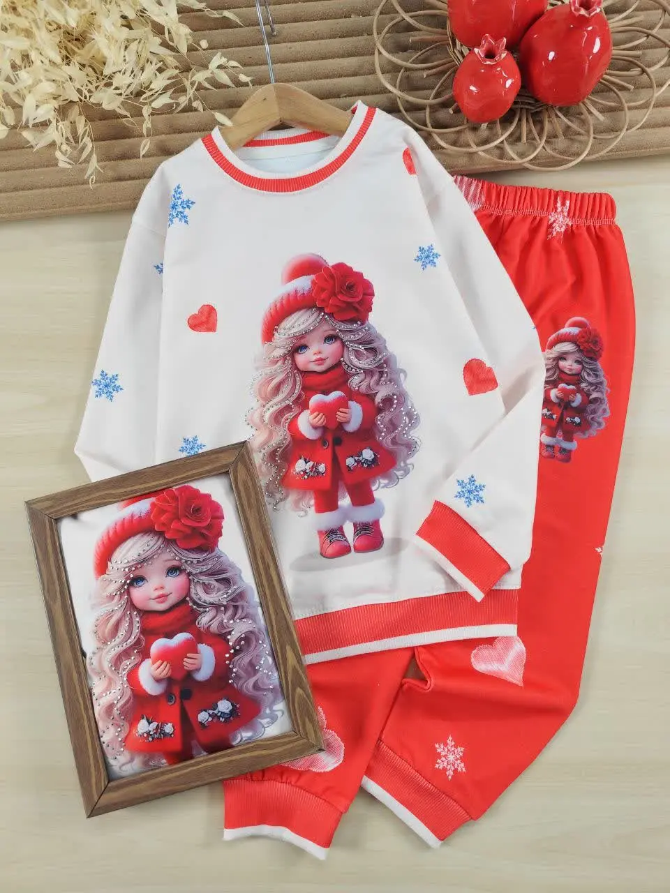 بلوز و شلوار دختر و قلب قرمز