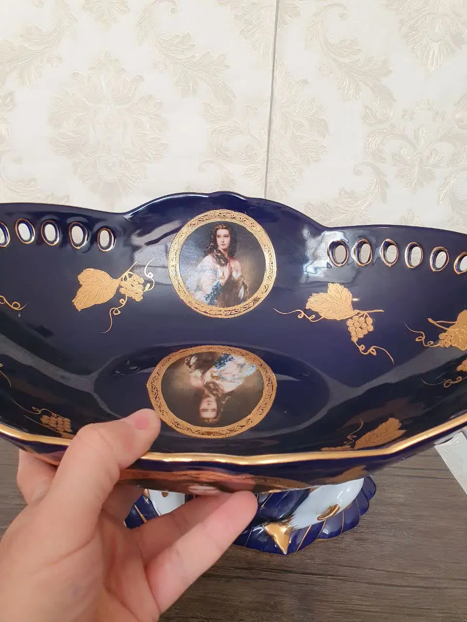 یک عدد میوه خوری دلفینی سورمه‌ای. 
