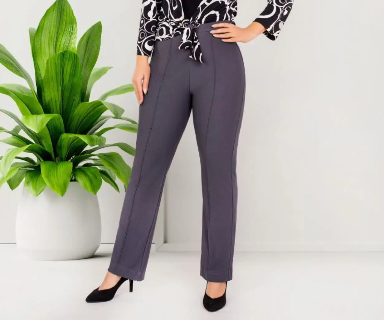 شلوار راسته جلو خط دار
