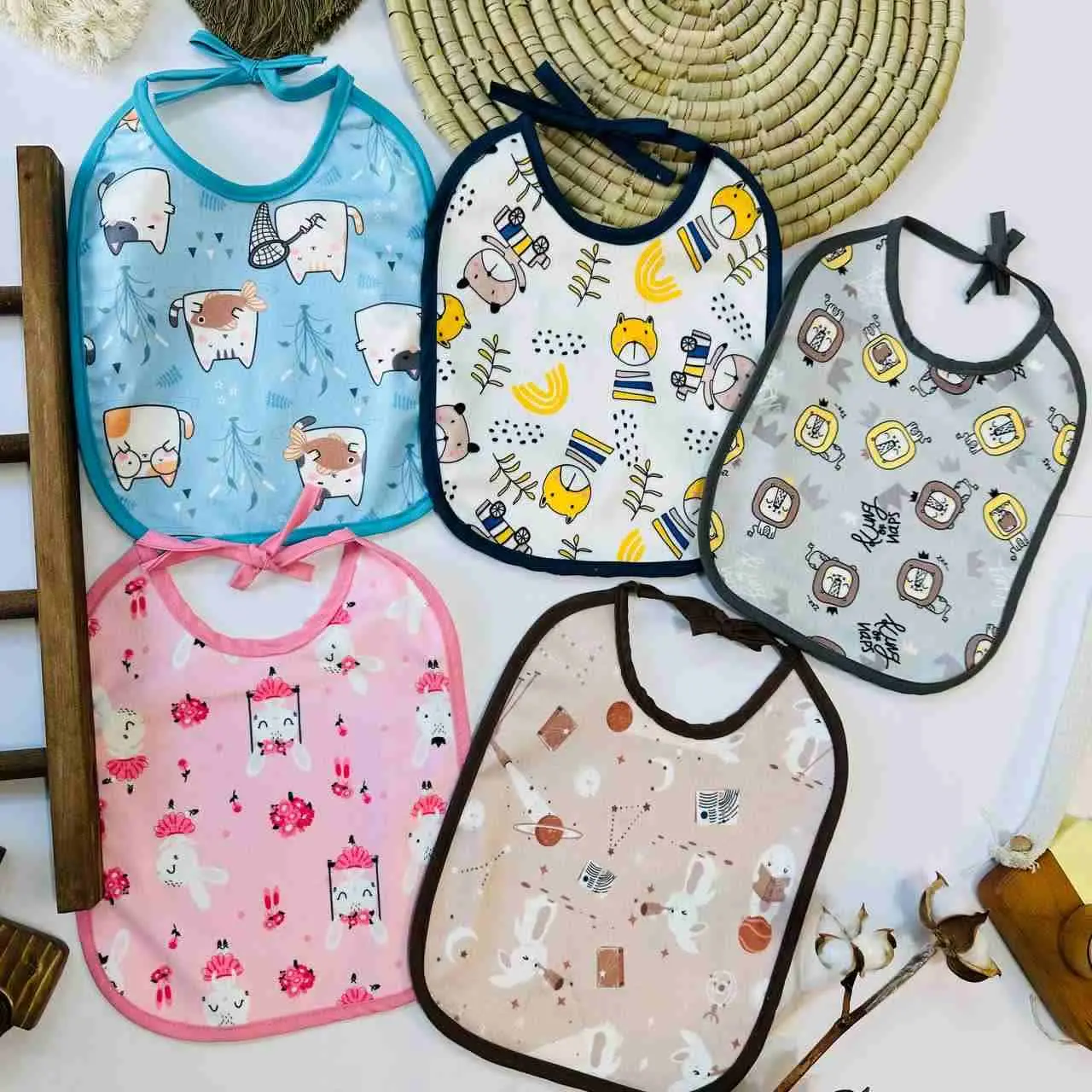 پیشبند مخمل پشت مشمایی تمام چاپ طرح دار نوزادی و کودک کد ۴۹۰۰۳ 
