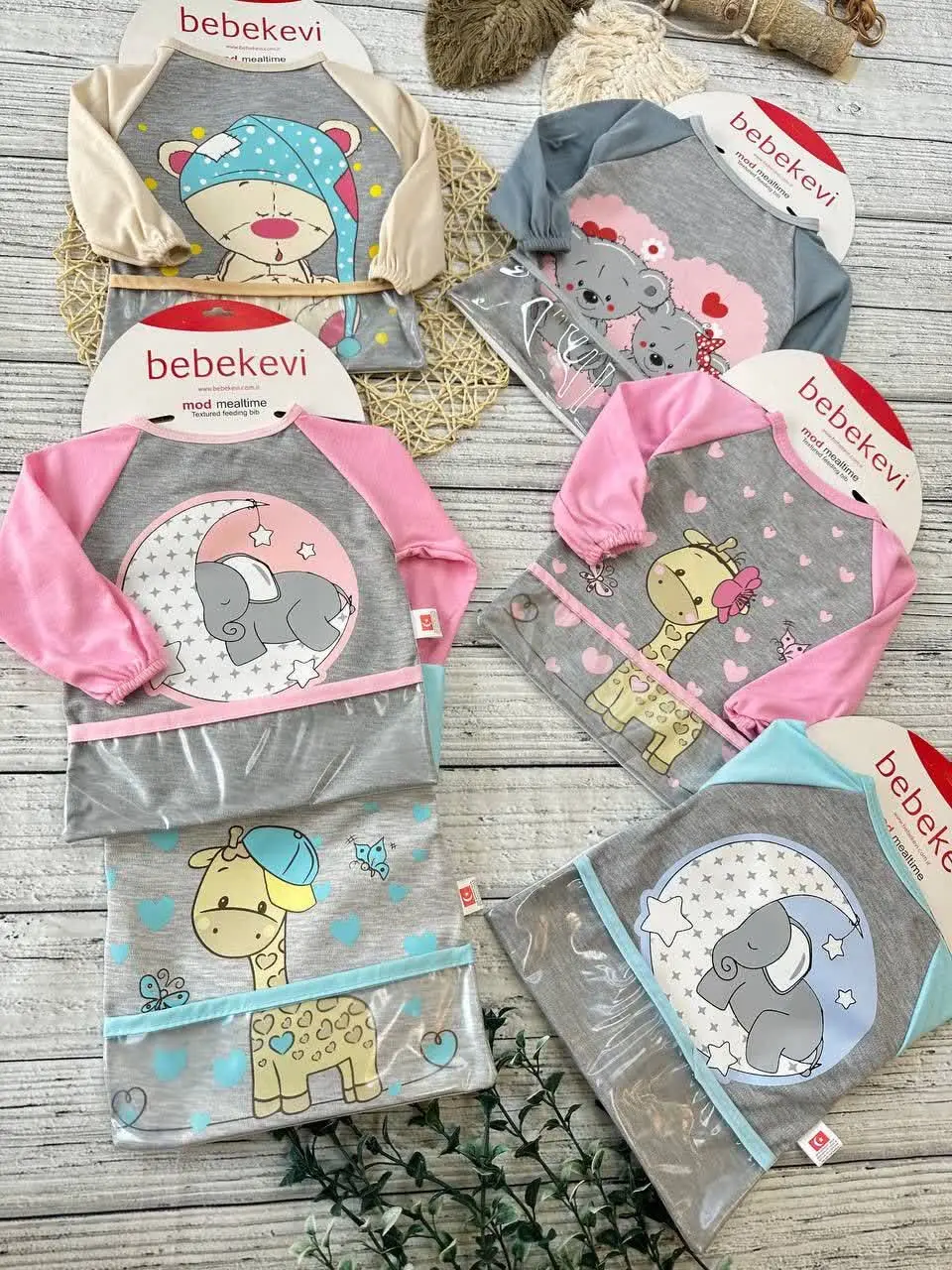 ببینین چی رسیده پیش بند برا کوچولوهای که خودشون میخوان غذا بخورن. آستین دار که یه وقت لباسشون کثیف نشه
