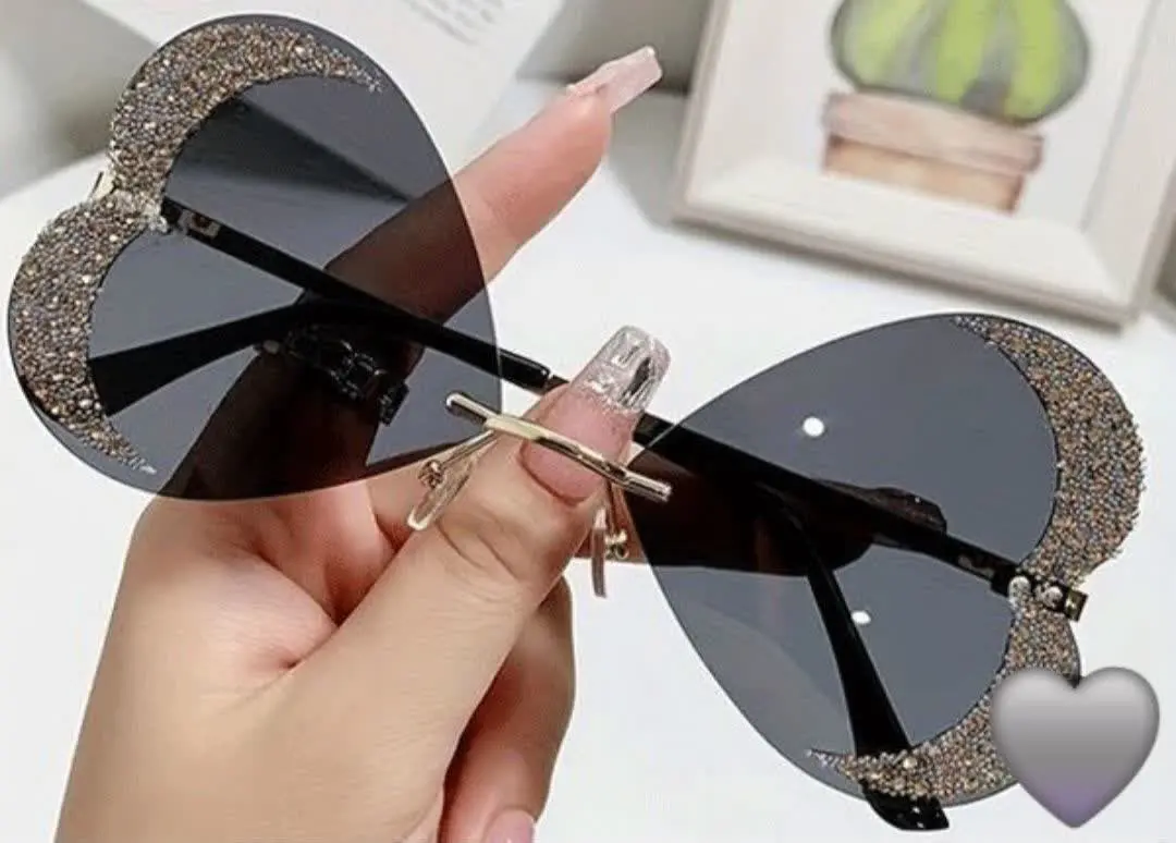 ✅️ اینجا با کیفیت‌ترین و متنوع‌ترین عینک‌ها را میده 💯
