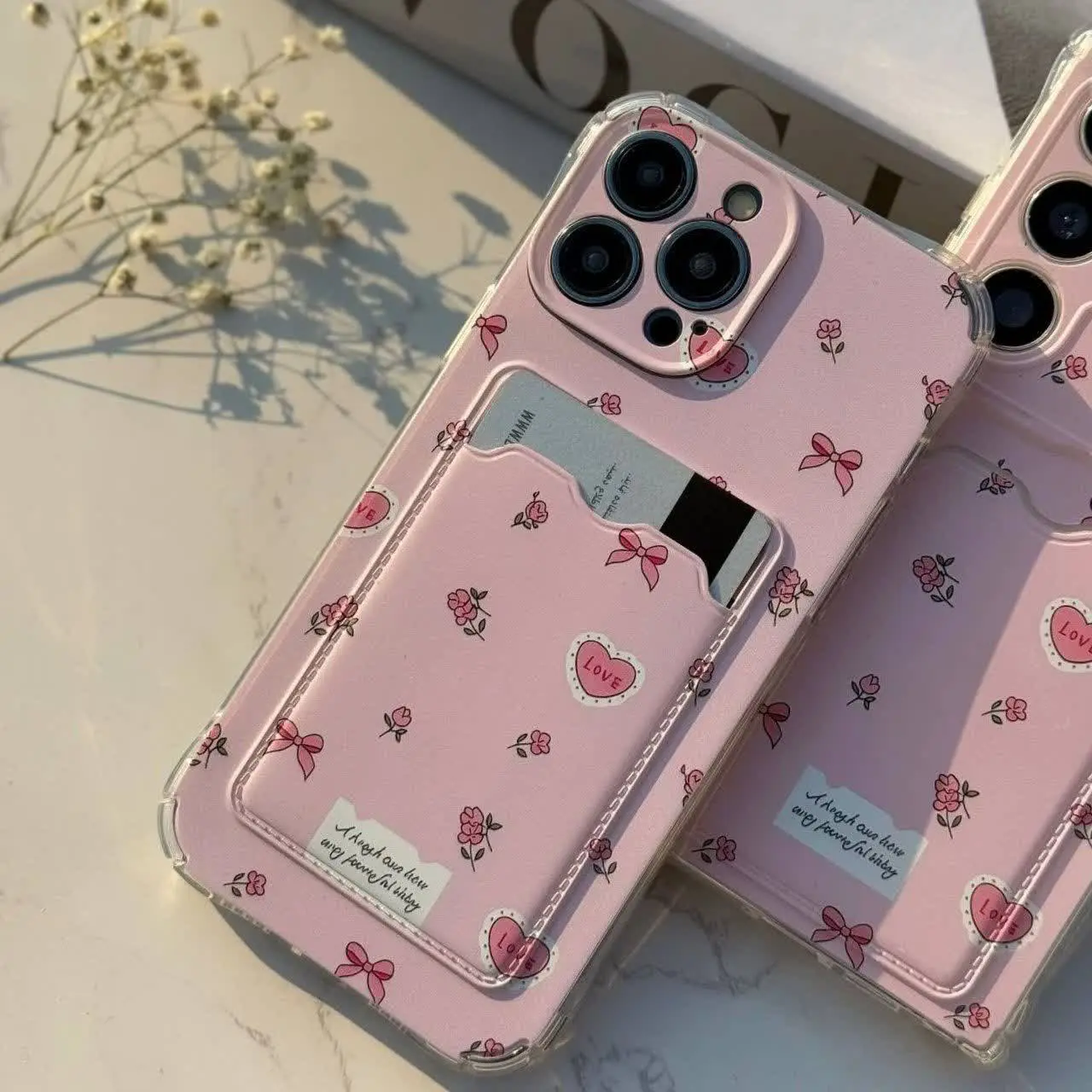 ی قاب فوق العاده زیبا و شیک دخترونه … در عین زیبایی سر و سنگین و مجلسی با جا کارت کاربردی مخصوص عزیزانی که قاب خاص دخترونه میخواستن برای انواع #آیفون #شیائومی و #سامسونگ 
