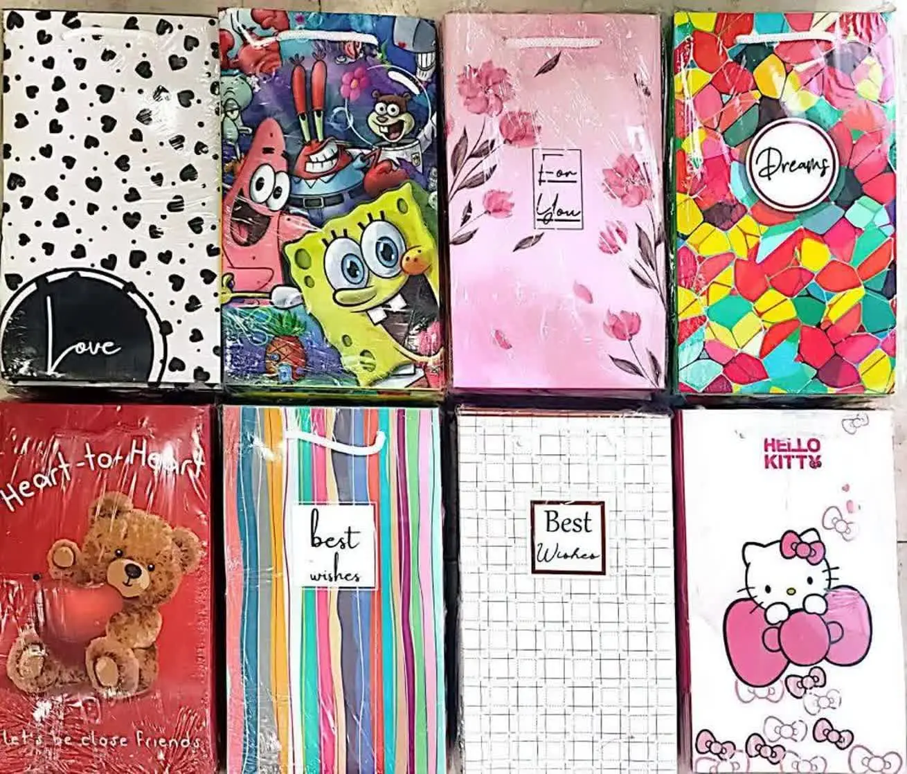 پاکت کادو دسته دار اعلا سایز ۲ کفه پهن در طرح‌های متنوع و پر فروش 
