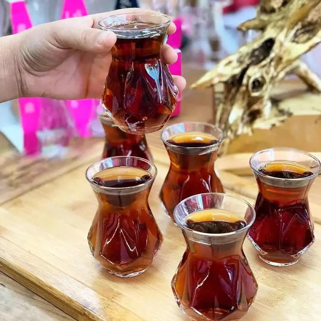 بعد از مدت‌ها شارژ استکان و نعلبکی چند ضلعی
