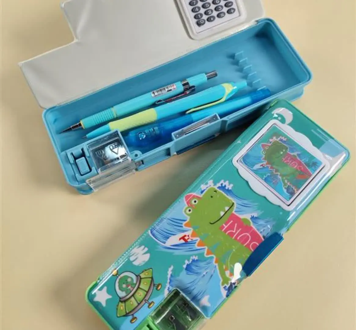 جامدادی همراه با ماشین حساب
