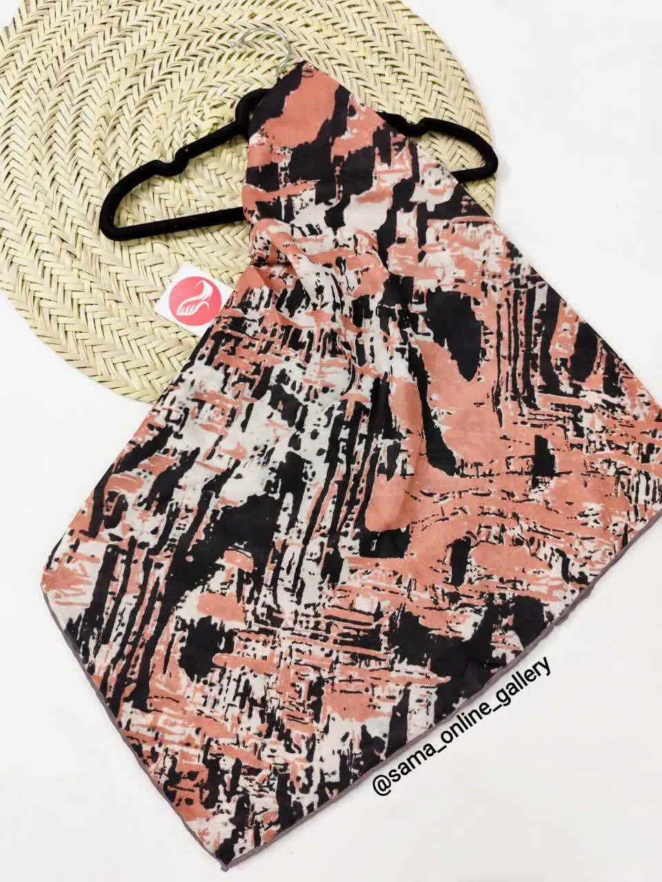 🍁یک ترکیب رنگ خاص گل‌بهی و مشکی 
