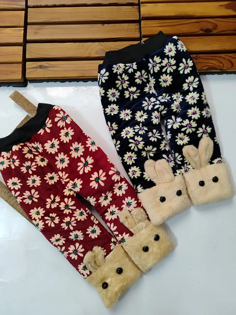 تو این سرمای زمستون فقط یک شلوار گرم می‌تونه از سرما خوردن بچه جلوگیری کنه ☺️☺️
