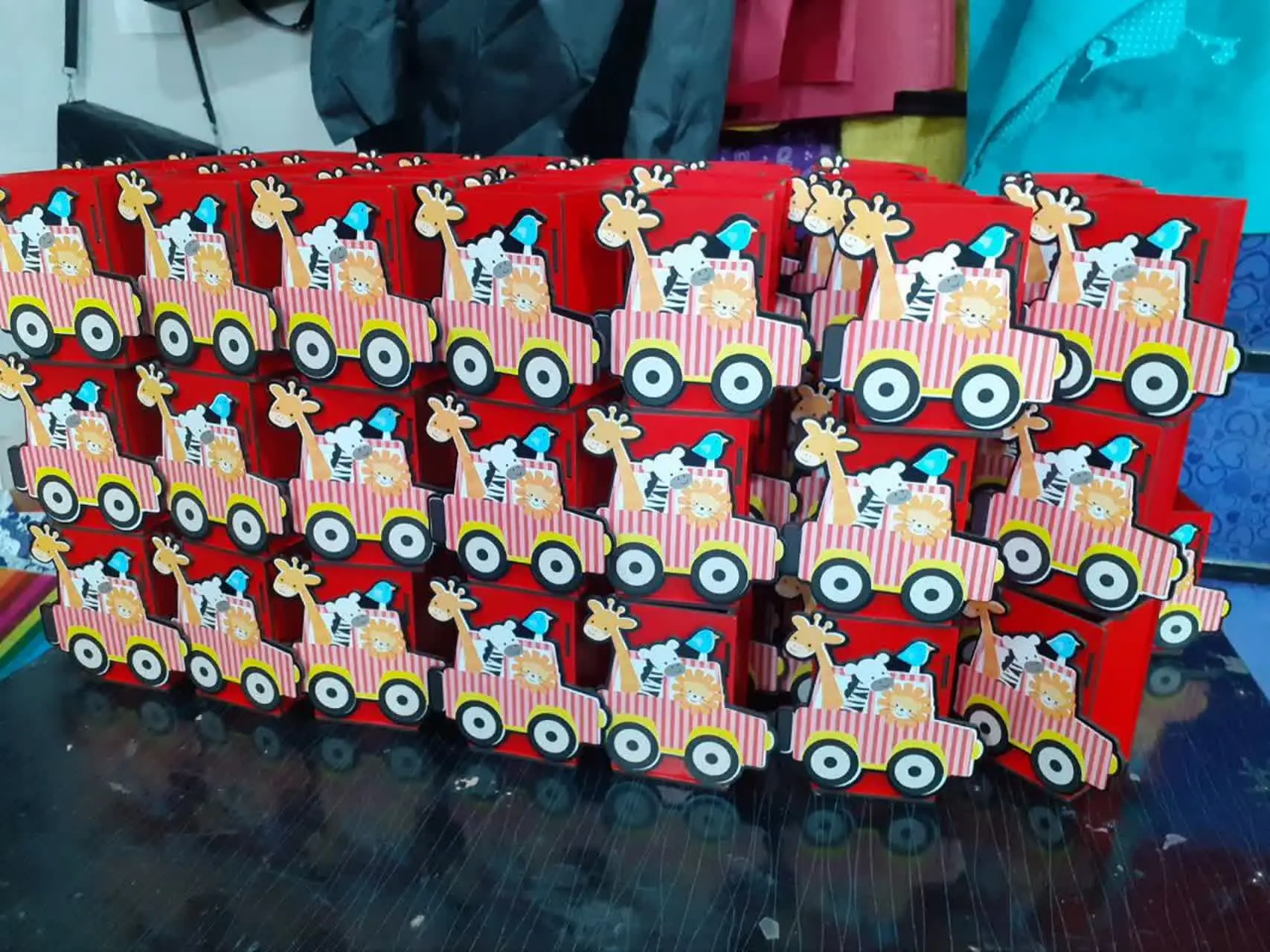 در کارگاه ازکنار جامدادی هایی که
