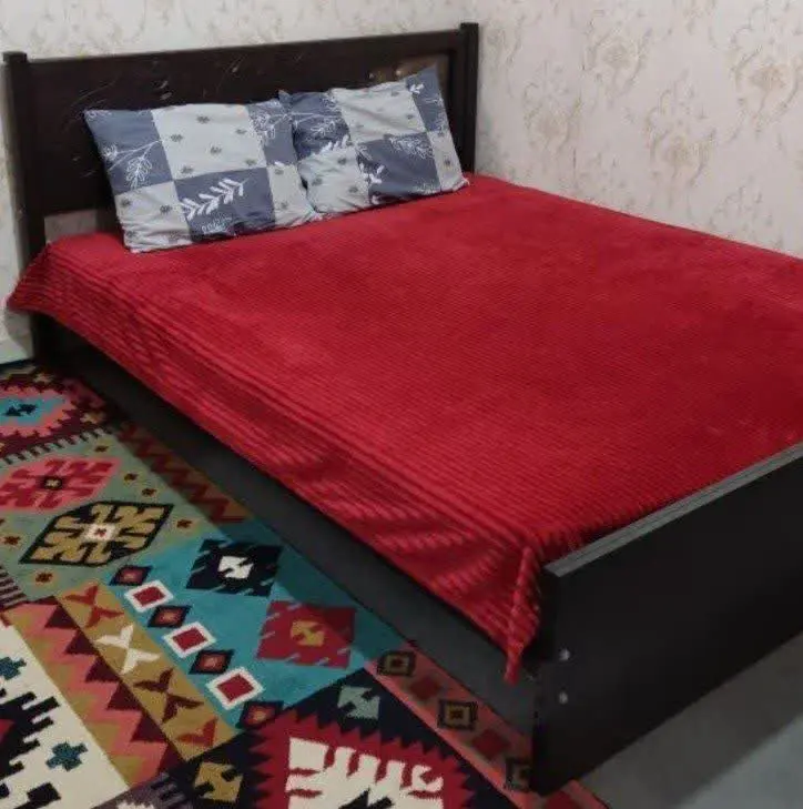 تخت به همراه تشکش