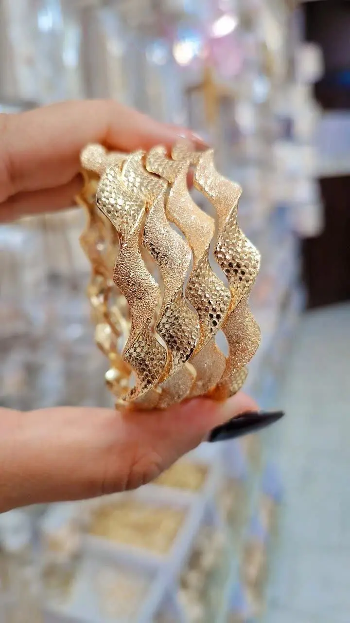 ♦️ #النگو زنانه شن پاش طرح طلا 
